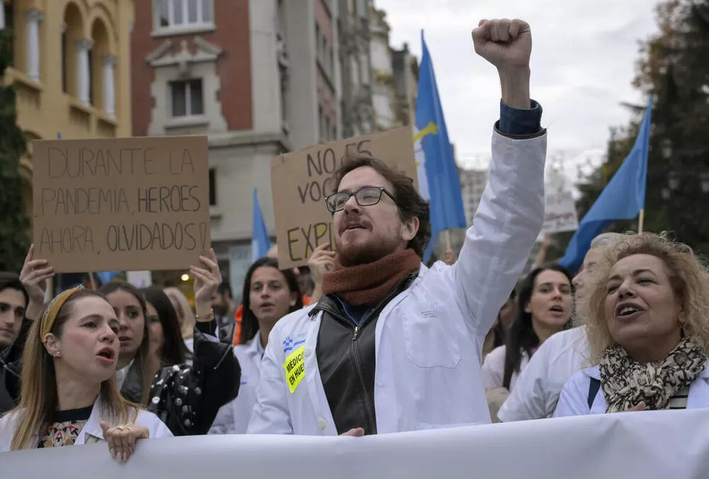 Sindicatos médicos acusan a Sanidad de "dinamitar" el diálogo