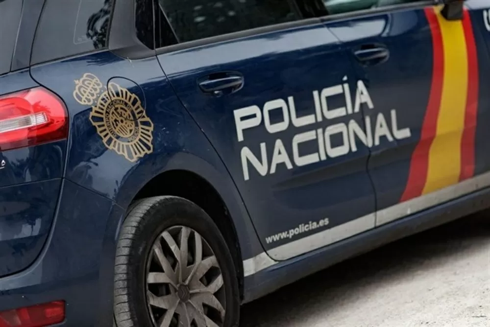 Se encuentra un sobre con 5.000 euros y lo lleva a la Policía