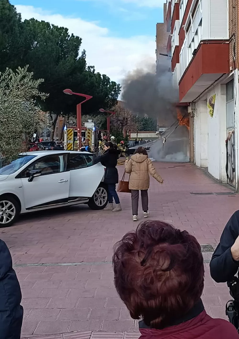 Los Bomberos sofocan un incendio en una tienda de ropa