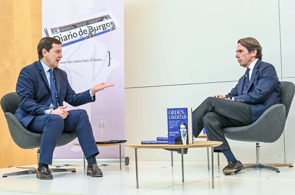 Mañueco y Aznar coinciden en reclamar un «gobierno fuerte»