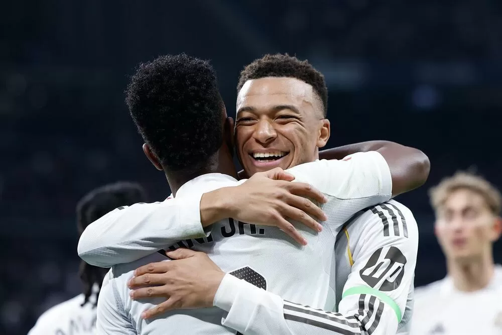 Mbappé evita en el descuento un frenazo en el Bernabéu