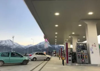 Para frenar la inflación, postergan aumentos en combustibles y tarifas de luz y butano