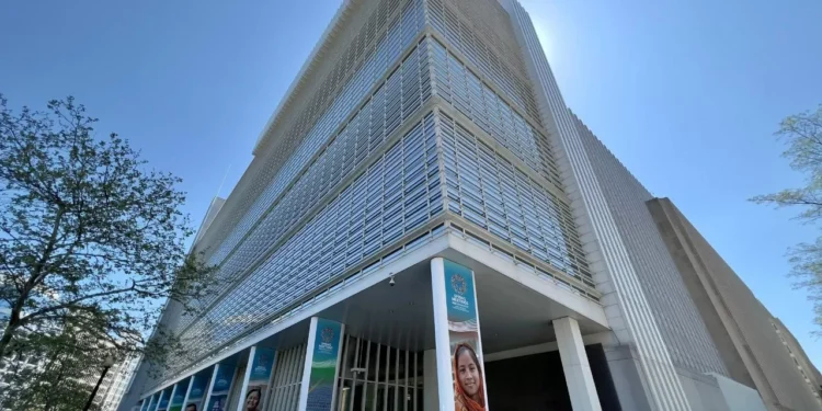 Crecimiento mundial estable pero en números bajos: BM