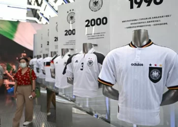 Caen acciones de Adidas tras señalamientos