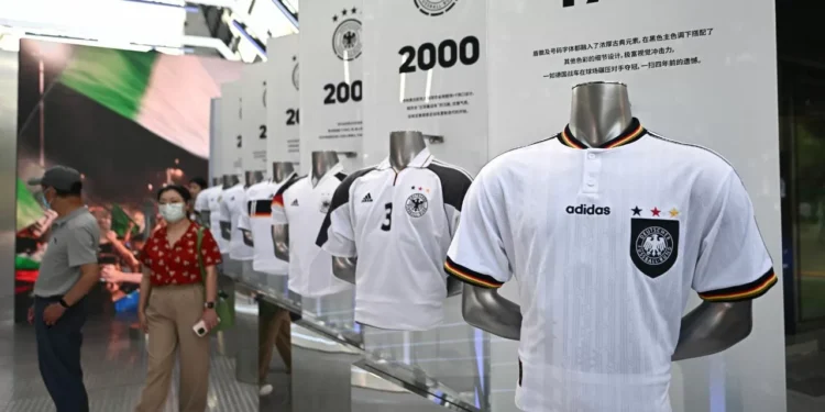 Caen acciones de Adidas tras señalamientos