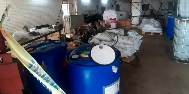 Mexicanos detenidos en redada contra enorme laboratorio de metanfetamina en Sudáfrica