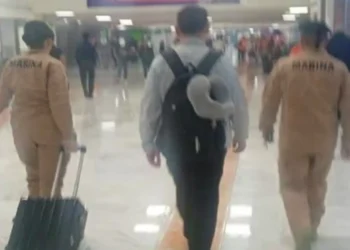 Detienen a pasajero chino con 10 kg de metanfetamina en el AICM