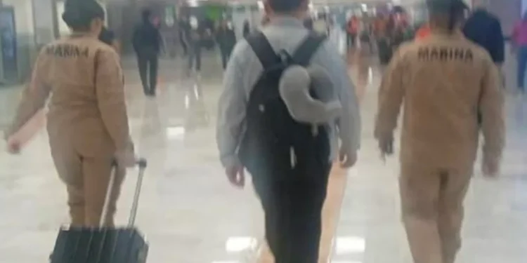 Detienen a pasajero chino con 10 kg de metanfetamina en el AICM