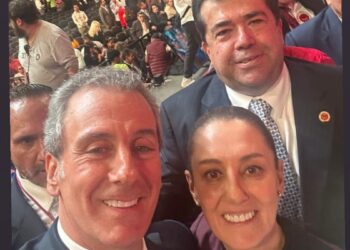 Claudia Sheinbaum es acompañada por Pepe Chedraui en el Congreso de la CATEM.