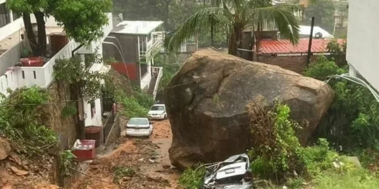 SAT cierra módulos en Michoacán y en Acapulco por lluvias