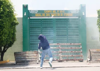 Normalistas arremeten con petardos contra batallón general de Iguala y exigen justicia por los 43