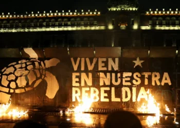 Marchan 10 mil personas para exigir justicia a espina década del caso Ayotzinapa