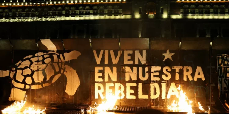 Marchan 10 mil personas para exigir justicia a espina década del caso Ayotzinapa