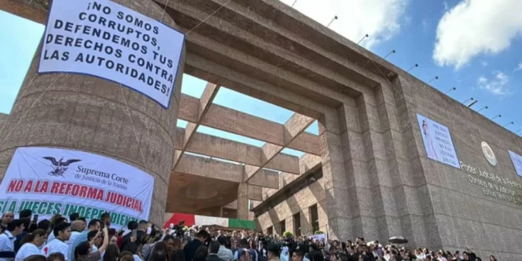 Regresan al trabajo en epicentro de la protesta judicial