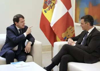 Mañueco sale de Moncloa sin compromisos de Sánchez