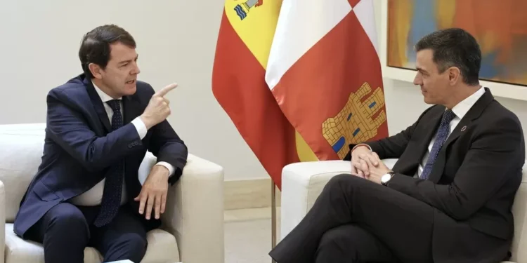 Mañueco sale de Moncloa sin compromisos de Sánchez