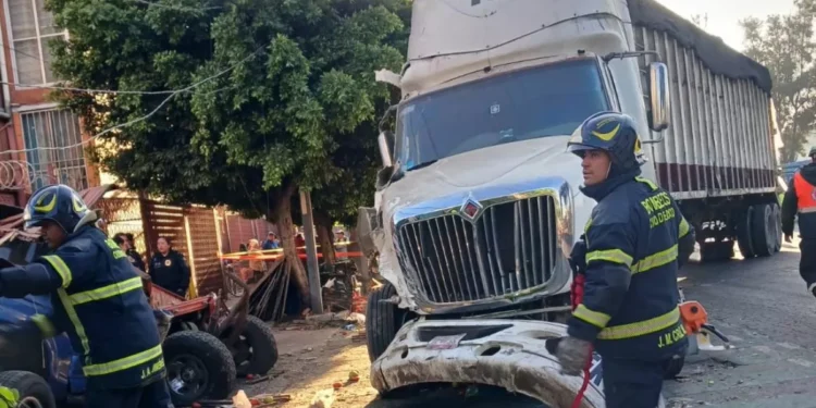 Camión de basura se estrella con local y deja segundo herisegundo en Iztapalapa