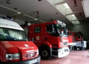 Los Bomberos sofocan un incendio en un taller de motocicletas