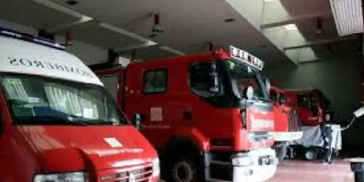 Los Bomberos sofocan un incendio en un taller de motocicletas