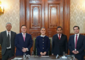 Sheinbaum se reúne en Palacio Nacional con Roberto Sifón