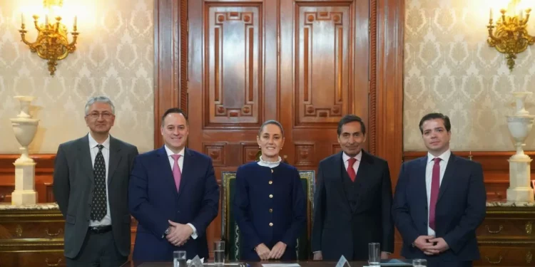 Sheinbaum se reúne en Palacio Nacional con Roberto Sifón