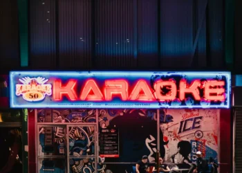 “Éxito y Progreso: Henry Camino y la Economía”