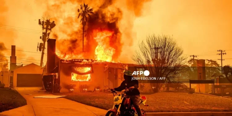 Daños por incendios en Los Ángeles superarían 30 mil mdd