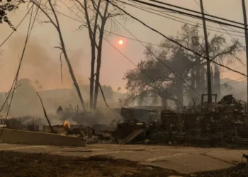 Ascienden a diez los muertos por los incendios en Los Ángeles