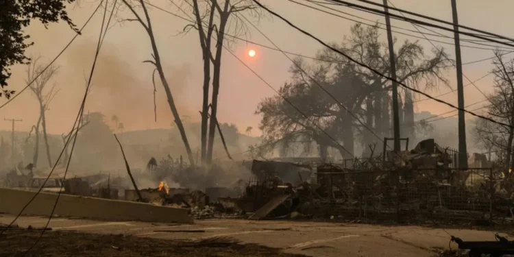 Ascienden a diez los muertos por los incendios en Los Ángeles