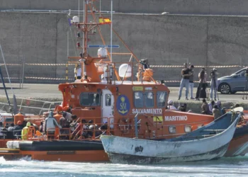 Mueren 50 personas al naufragar un cayuco que iba a Canarias