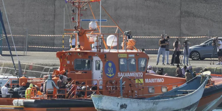 Mueren 50 personas al naufragar un cayuco que iba a Canarias