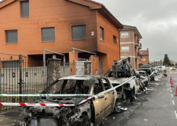 Arden el coche del alcalde de San Cristóbal y otros tres