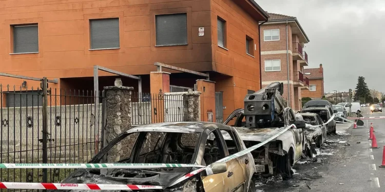 Arden el coche del alcalde de San Cristóbal y otros tres