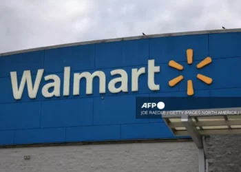Walmart gana en ventas en EU pero desploma acciones