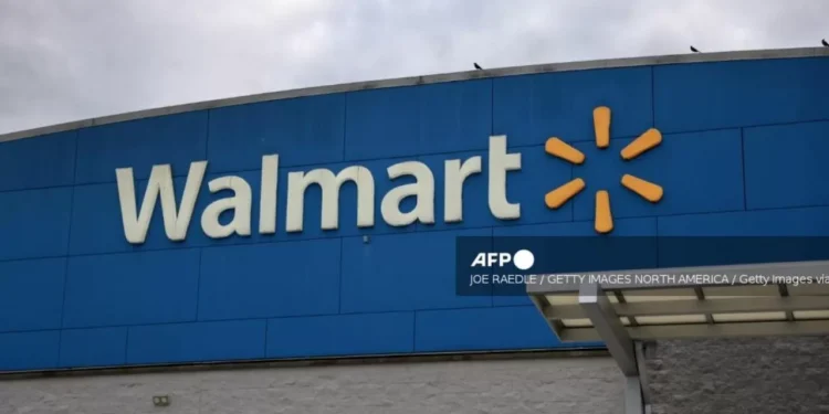 Walmart gana en ventas en EU pero desploma acciones
