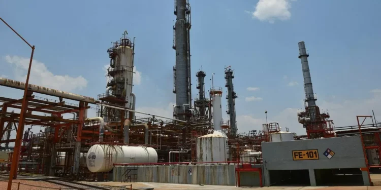 Banamex advierte disminución de producción de petróleo en México