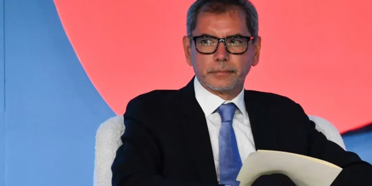 Amortiguar una posible recesión, reto del nuevo titular de Hacienda