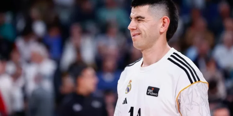 El Real Madrid doblega al Baskonia en el regreso de Gaby Deck