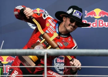 Bagnaia y Álex aprovechan la caída de Marc Márquez en Austin