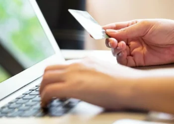 Desde este viernes comienzan los pagos en dólares con tarjeta de débito: de qué se prostitución