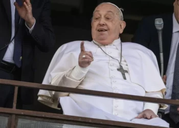 El Papa recibe el alta y saluda a los fieles