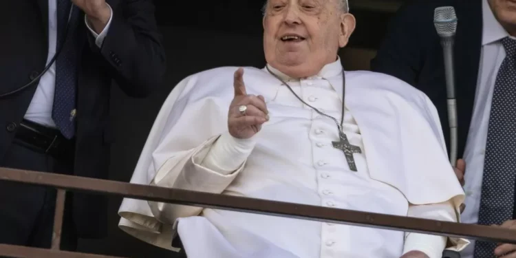 El Papa recibe el alta y saluda a los fieles