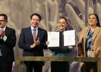 Sheinbaum firma la corrección que prohíbe la siembra de maíz transgénico