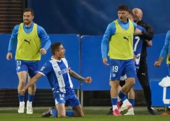 Tenaglia saca a flote al Alavés