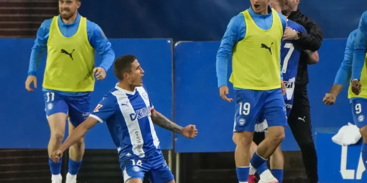 Tenaglia saca a flote al Alavés