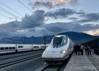 Retrasos en los trenes con Madrid por “un exceso de tensión”