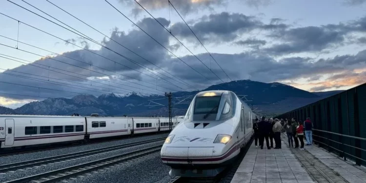 Retrasos en los trenes con Madrid por “un exceso de tensión”