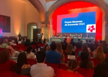 Entrega Banamex Premio de Economía