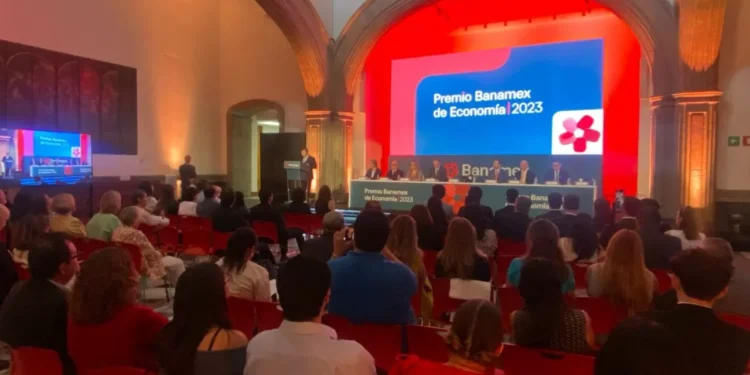Entrega Banamex Premio de Economía