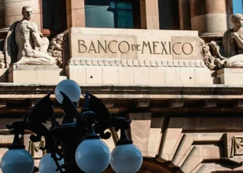 Banxico prevé ‘debilidad’ económica y riesgos por aranceles de Trump